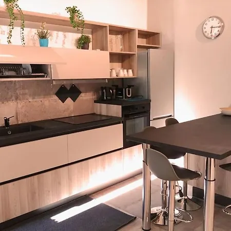 Sobria Ed Elegante Casa Della Borghesia Milanese