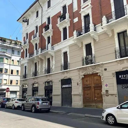 Sobria Ed Elegante Casa Della Borghesia Milanese